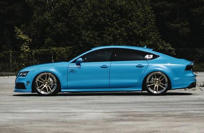 Modifikasi Audi A7 bergaya sporty dengan balutan warna biru segar