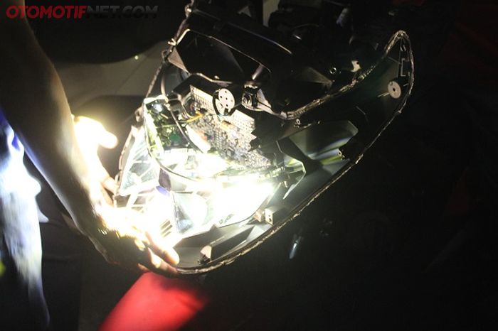 Pasang Lampu Tiga Warna di All New Honda PCX 150 (Gbr.03)