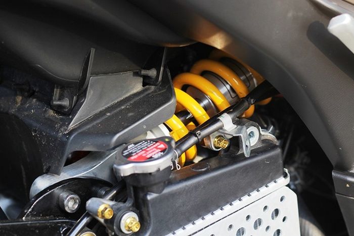 Monosok Ohlins ngumpet di atas radiator