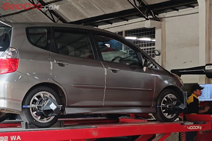 Seperti Ini Cara Cek Sendiri Mobil Perlu Spooring atau Tidak!