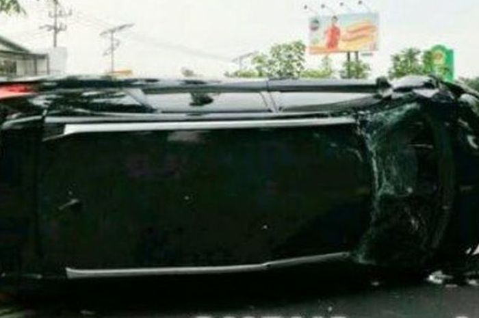Honda Mobilio Terguling di tengah jalanan Surabaya