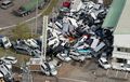 Mengerikan, Puluhan Mobil Bertumpuk Dan Berserakan Akibat Bencana Topan Jebi di Jepang