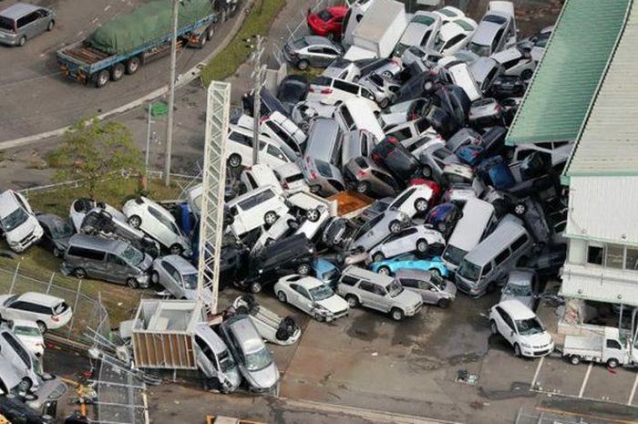 Mobil berserakan akibat bencana Topan Jebi di Jepang