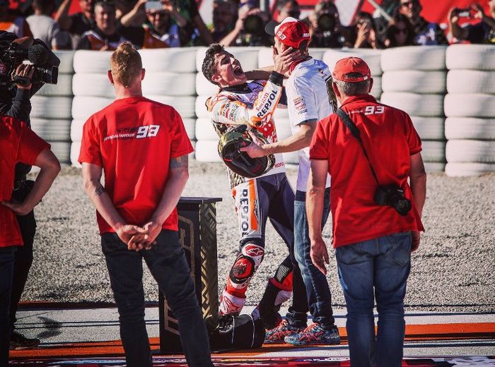 Alex Marquez tak luput ikut larut dalam selebrasi juara dunia Marc Marquez