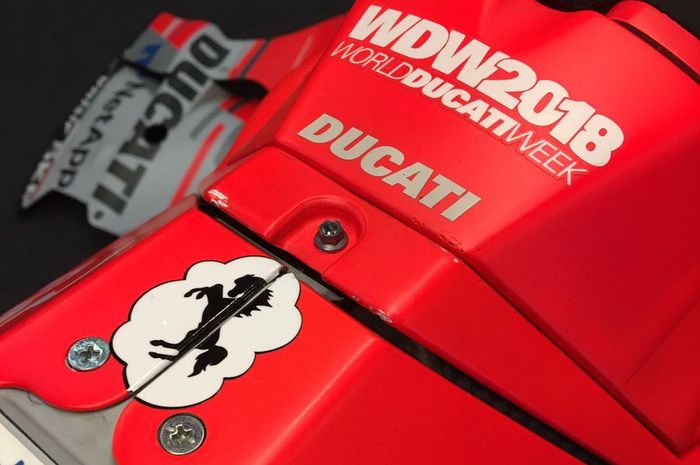 Lambang kuda jingkrak yang jadi cikal bakal logo pabrikan mobil Ferrari pada motor Ducati di MotoGP Catalunya