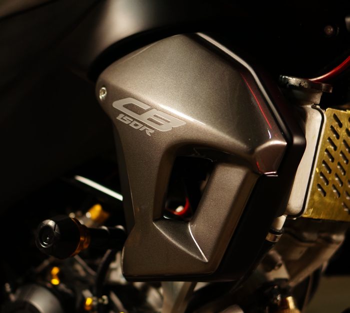 Shroud tangki custom Honda CB150R.