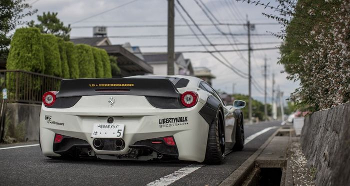 Tampilan buritan Ferrari 458 garapan Liberty Walk