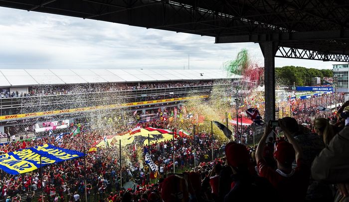 Inilah pemandangan yang selalu dilakukan fans fanatik Ferrari usai balap F1 berlangsung di sirkuit Monza, Italia