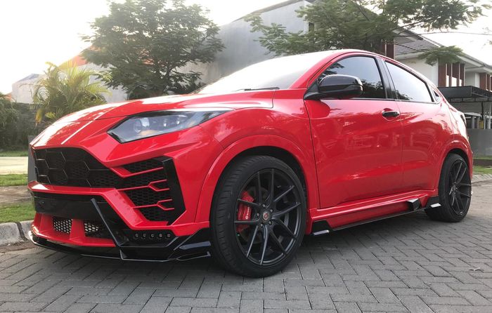 Sekujur body HR-V dibungkus warna merah Ferrari