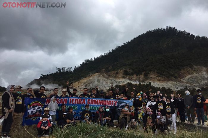 Nissan Terra Community (NTC) saat berpose bersama di Kawah Sikidang, Dieng, Jawa Tengah