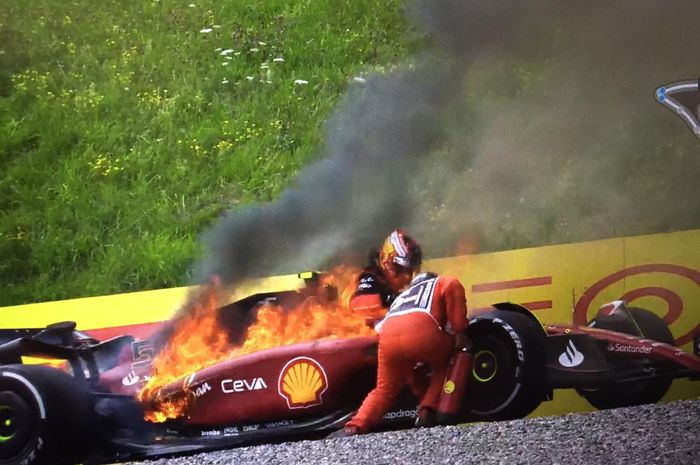 Kebakaran mobil Carlos Sainz di F1 Austria 2022