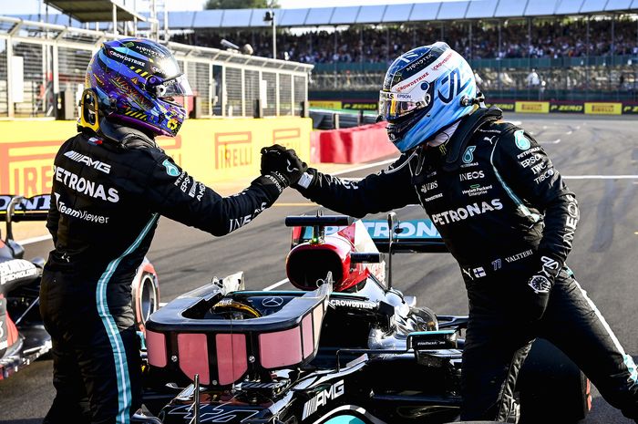 Lewis Hamilton dan Valtteri Bottas setelah finish di F1 Inggris 2021