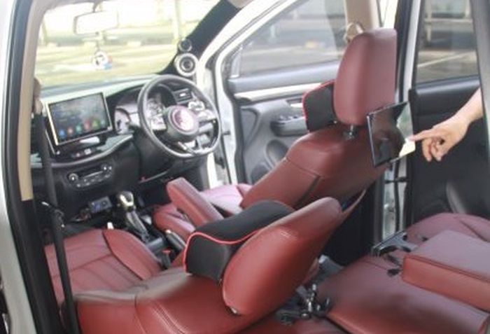 Jok diretrim pakai bahan kulit, plus aplikasi panel karbon di interiornya
