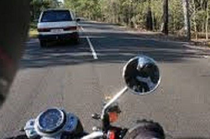 Usahakan menyalip selalu menggunakan lajur kanan