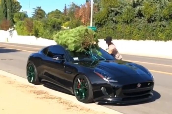 Masuk ke dalam mobil pun penuh gaya