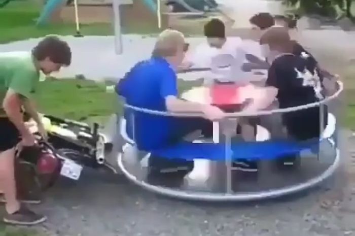 Formula maut komidi putar kecil digerakkan ban belakang sepeda motor, bikin mabuk kliyengan