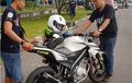 Sangar, Bocah Ini Berani Geber Motor Meski Kakinya Enggak Napak