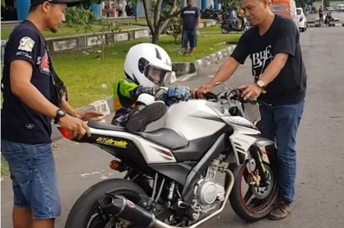 Anak kecil naik motor V-Ixion sendiri dan saat geber gayaknya dah seperti Valentino Rossi