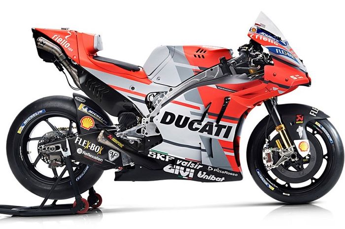 Warna abu-abu pada livery motor Ducati berhubungan dengan produsen rokok Marlboro.