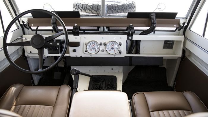 Interior Land Rover Defender seri 2 lansiran 1961