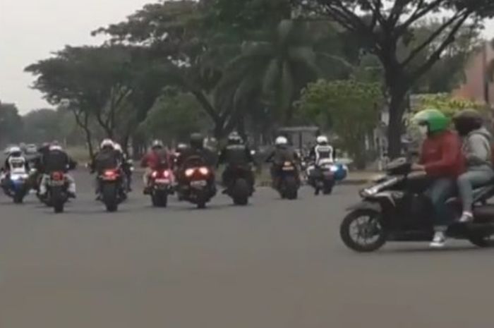 Rombongan moge yang dikawal oknum polisi trobos lampu merah di Bsd