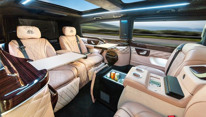 Aura kemewahan terpancar dari aksen kayu dan Alcantara