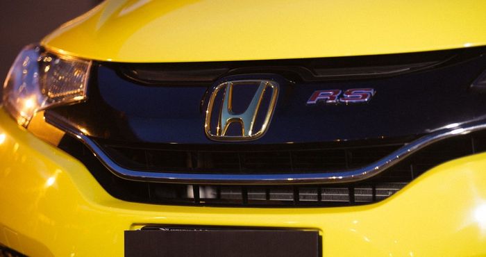 Gril depan Honda Jazz pakai kepunyaan Fit RS Jepang