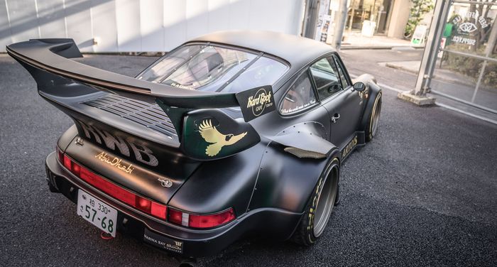 Spoiler sangat besar dan ducktail yang menyatu dengan kap mesin