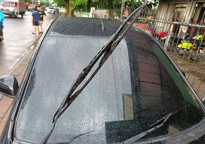 ILUSTRASI. Mobil yang Dipakai Sehabis Hujan dengan Wiper Diangkat