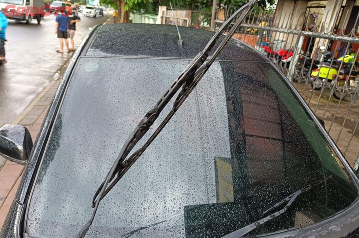 ILUSTRASI. Mobil yang Dipakai Sehabis Hujan dengan Wiper Diangkat