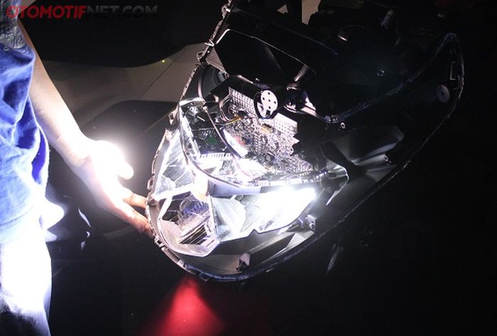 Pasang Lampu Tiga Warna di All New Honda PCX 150 (Gbr.01)