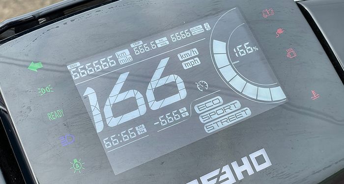 Speedometer Zeeho AE8 isinya lengkap