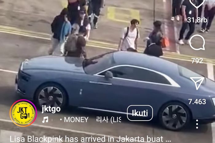 Tangkapan layar video Lisa Blackpink dijemput Rolls-Royce Spectre dari akun @jktgo