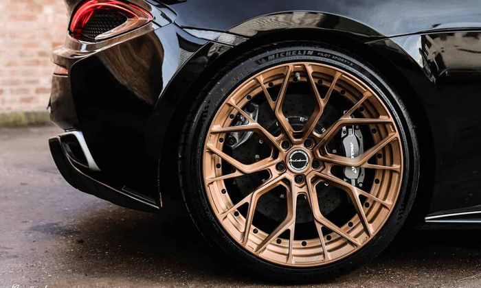Pelek dengan warna bronze terlihat klop dengan bodi hitam McLaren 570S Spider