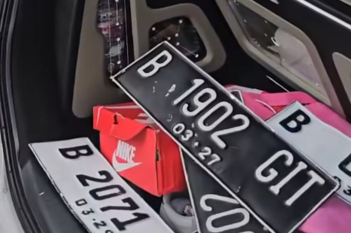 Penindakan tilang pengguna pelat palsu di Tangerang Selatan Polisi temukan banyak pelat nomor