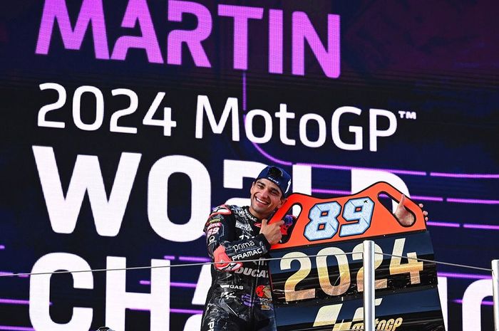Pembalap dari tim Prima Pramac Racing, Jorge Martin berhasil mengunci gelar juara dunia MotoGP 2024 usai finis di urutan ke-3 di balapan MotoGP Barcelona 