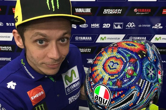 Valentino Rossi loyal menggunakan helm merek AGV