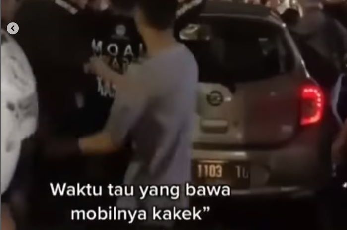 Nissan March yang dihancurkan massa di Jl Lengkong Kecil, Bandung, Jawa Barat ternyata seorang kakek-kakek