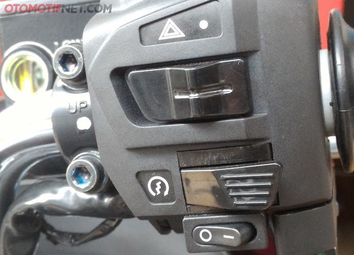 Pasang Saklar Bajaj Pulsar 200NS di All New Honda PCX 150 (Gbr.5)