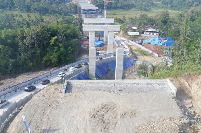 Jalan alternatif Jembatan Kali Kenteng hanya dapat dilintasi satu lajur kendaraan
