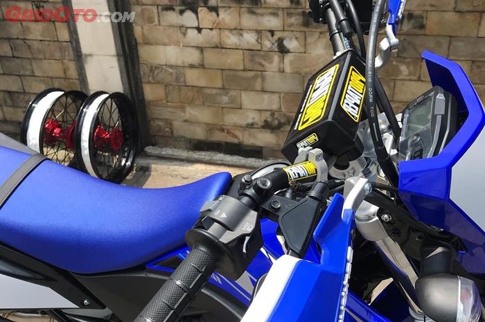 Yamaha WR155 R pakai stang Fatbar.