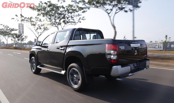 Tampang buritan Mitsubishi Triton tampak lebih dinamis