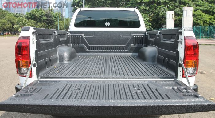 Toyota Hilux Extra Cab dipasang bedliner supaya enggak baret waktu bawa barang 