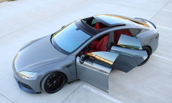 Tesla Model S Pakai body kit dan panoramic sunroof