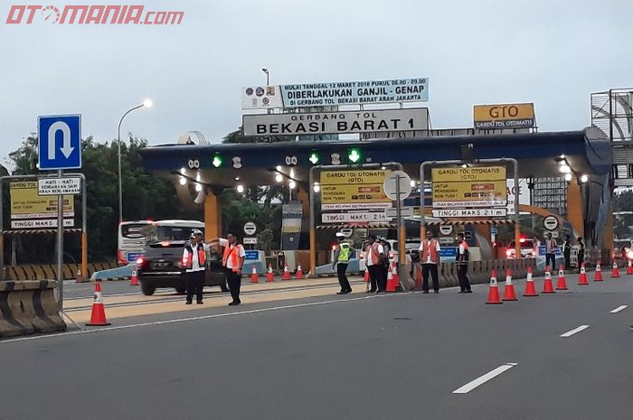 Kondisi gerbang tol Bekasi Barat di hari pertama kebijakan ganjil genap