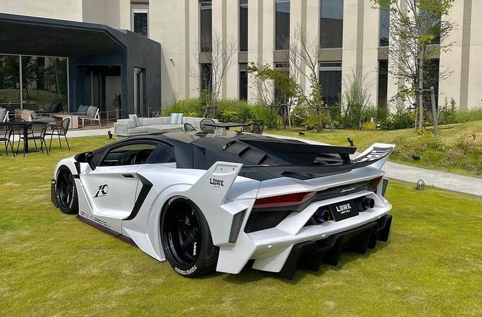 Tampilan belakang Lamborghini Aventador garapan Liberty Walk, Jepang