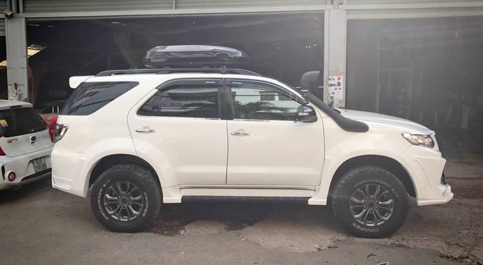 Tampilan samping modifikasi Toyota Fortuner garapan bengkel Vietnam