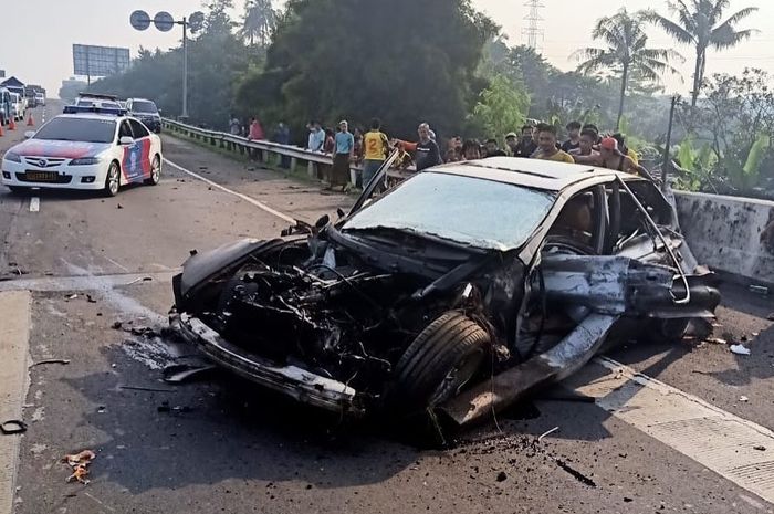Sebuah kecelakaan melibatkan mobil BMW E39 bernomor polisi B 8587 YV terjadi di Tol Jagorawi arah Bogor di KM 28 +700, Minggu (19/04/2020) pukul 07.45