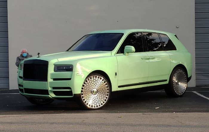 Sekujur bodi Rolls-Royce Cullinan dibalut warna hijau mint