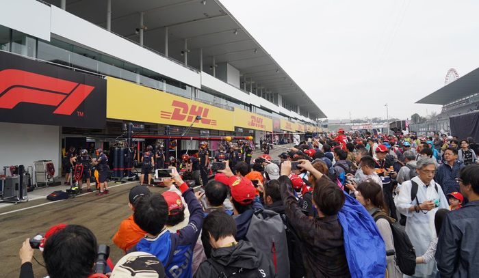 Hujan yang turun pada Kamis pagi tidak menyurutkan hasrat para fans F1 Jepang ini untuk datang ke sirkuit Suzuka